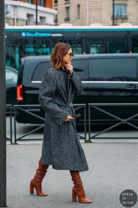 大衣搭配靴子 才能穿得精彩