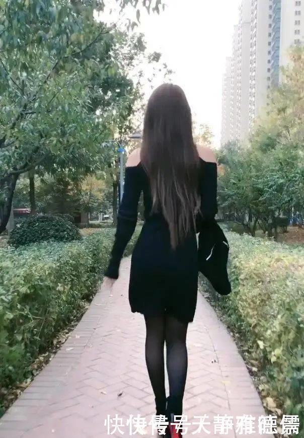 黑色长裙的搭配,简约又修身,不自信的女孩驾驭不了