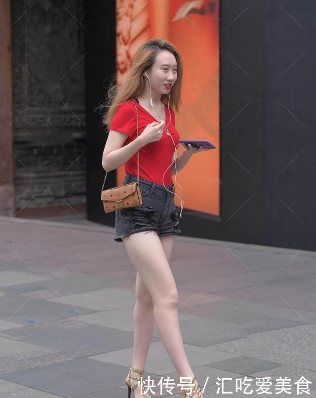 违和感|瑜伽裤承载时尚美女的气质,丝毫没有违和感,超有气质