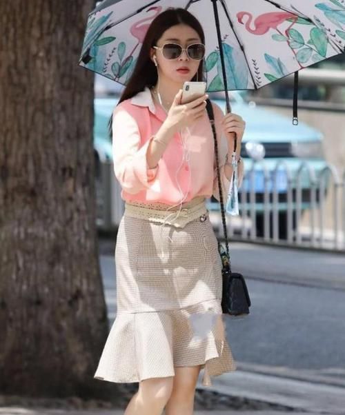 搭配|街拍:小姐姐清爽的衬衫搭配鱼尾裙,舒适的同时尽显优雅气质