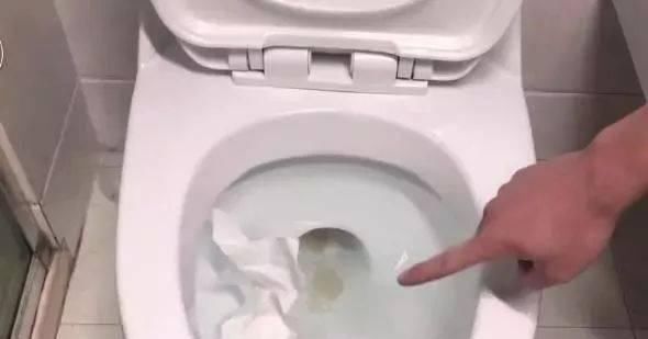 矿泉水瓶|马桶堵了别着急,只要2个矿泉水瓶,轻松解决马桶堵塞还不脏手