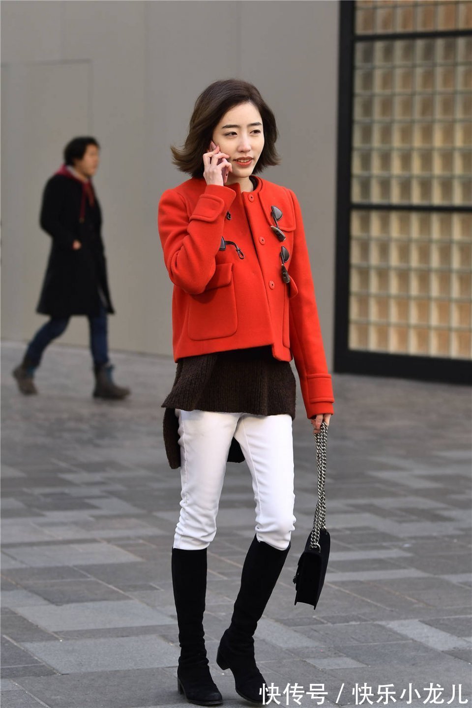 搭配 白色长裤搭配黑色长靴,对比色的穿搭,时尚又精致