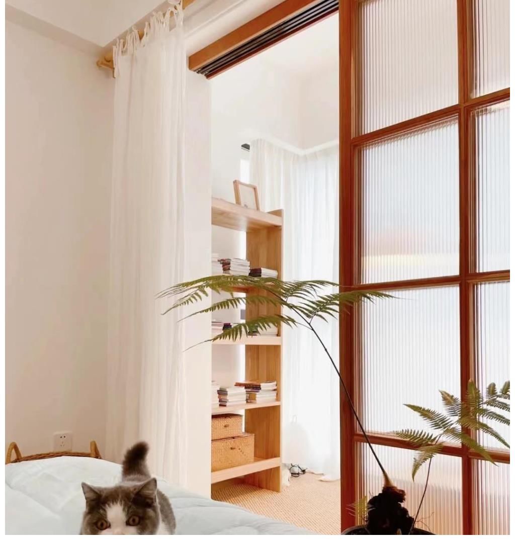 次卧|98㎡原木风新居,大白墙搭配原木家具,朋友来家做客都说像大平层