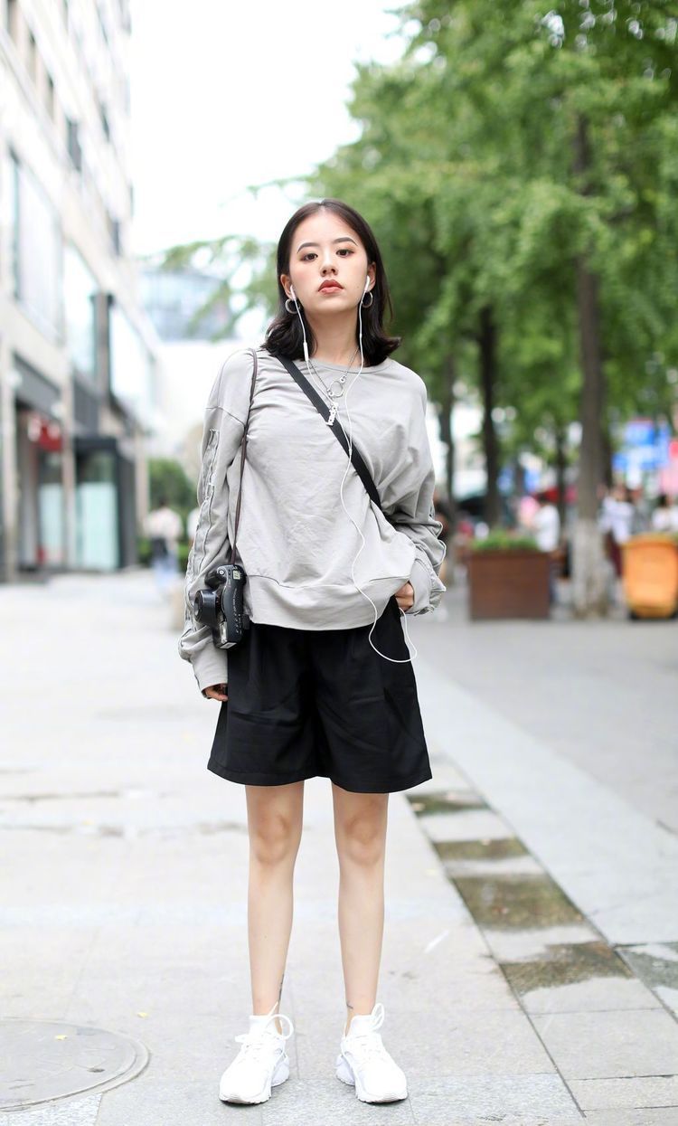 街拍：直发飘飘的小姐姐，十分新颖的打扮，优雅时尚