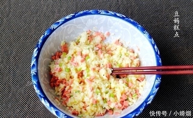 从准备到开吃,5分钟足够,这早餐饼营养全,我家一周至少做2次