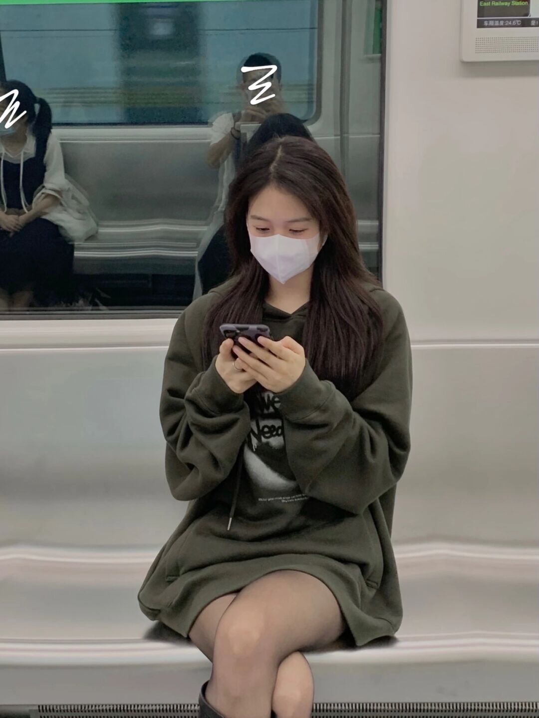 黑丝 地铁站妹子街拍, 黑丝配卫衣, 简约优雅让人着迷