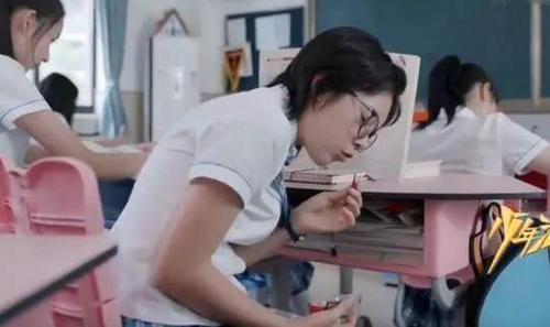  等级|上课偷吃零食“等级划分”，最后一个吃完不被发现的，有特工潜质