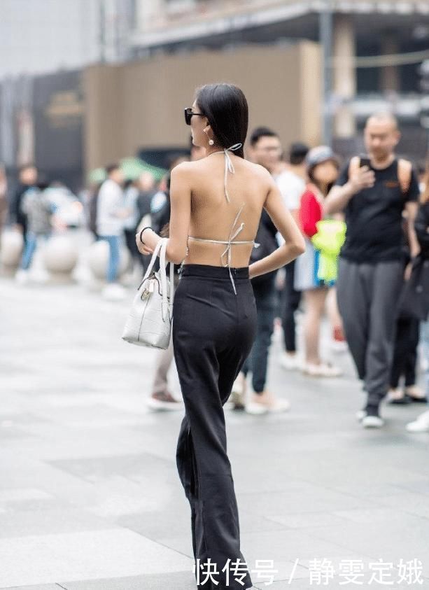 美女上简下繁,一面女王一面公主,这条裤子够时髦