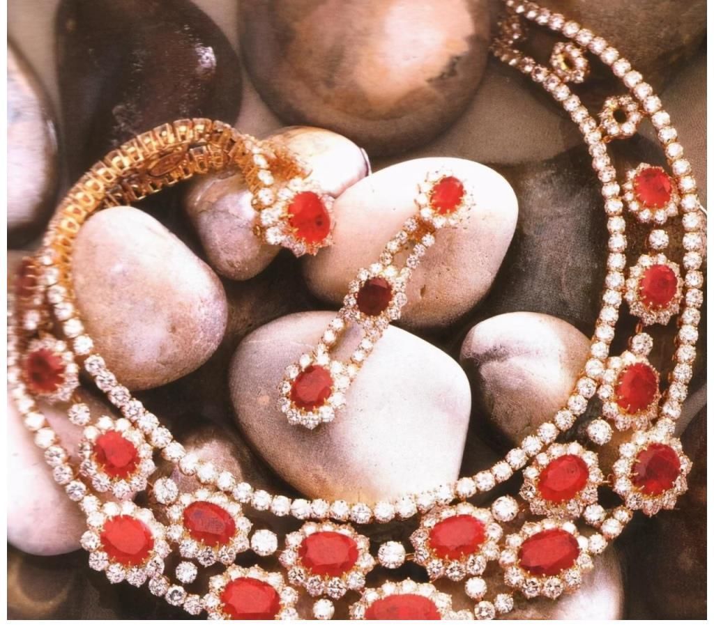 红宝石 索菲亚的红宝石首饰好美,不光格蕾丝有戴过,连赫本也有类似的