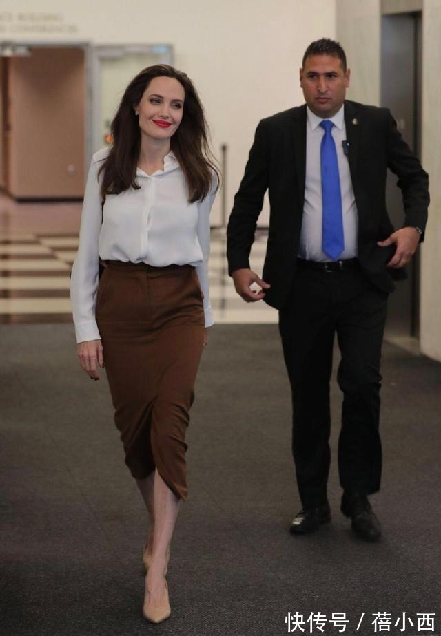 安吉丽娜·朱莉|安吉丽娜·朱莉气质无敌了,穿白衬衫+大地色包臀裙,高级又优雅