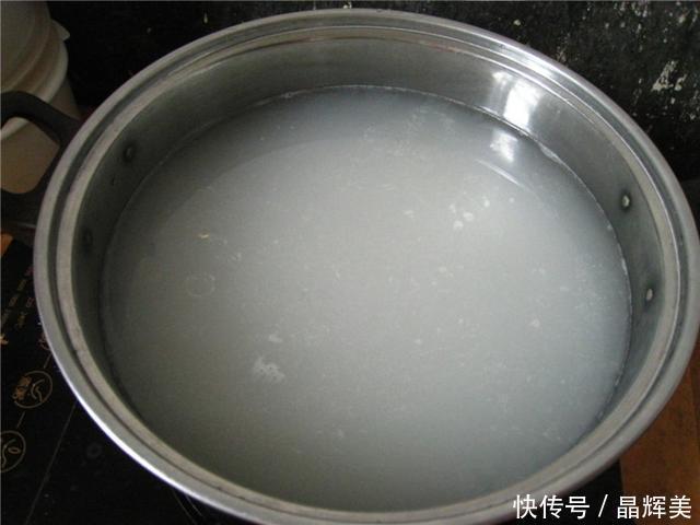 奶奶腌酸菜的“土方法”，只需加一种“水”，酸菜爽脆开胃