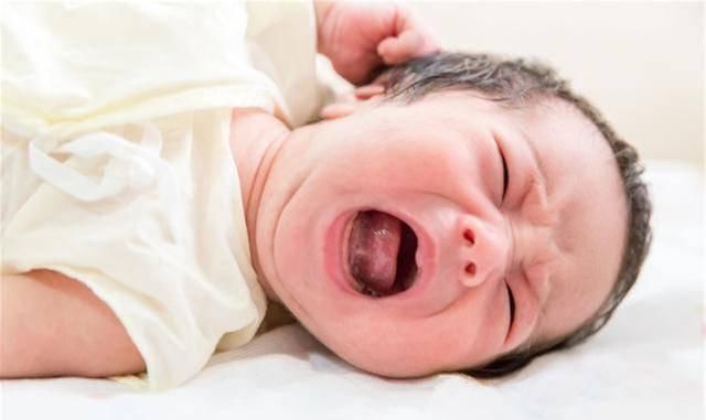气体|宝宝白天频繁吃奶、不肯睡觉,除了母乳不足之外,还有两种可能