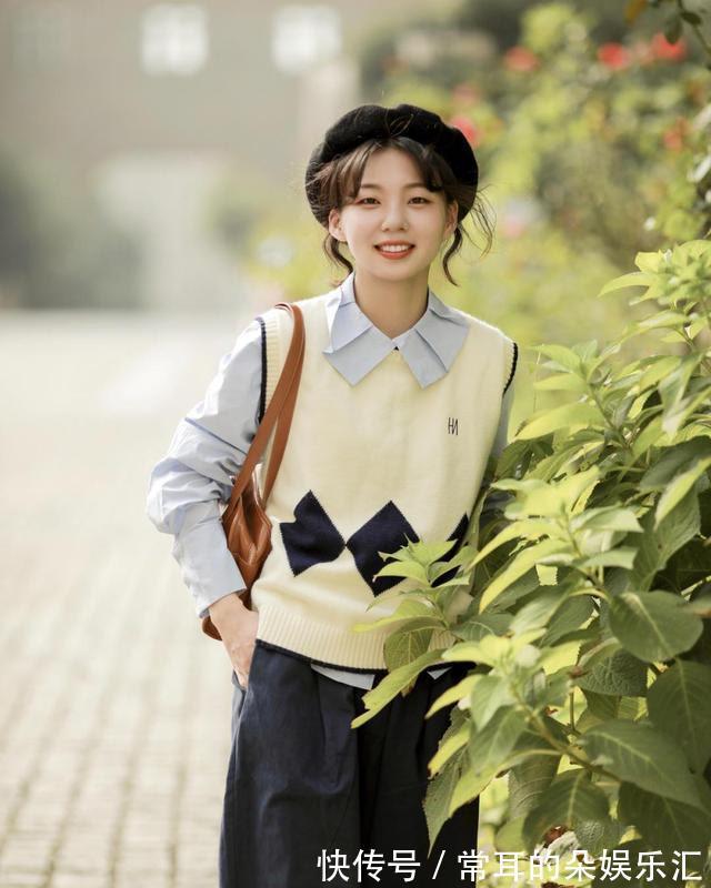 马甲 小个子女生的秋日穿搭,针织马甲搭配衬衫,清新文艺少女感十足