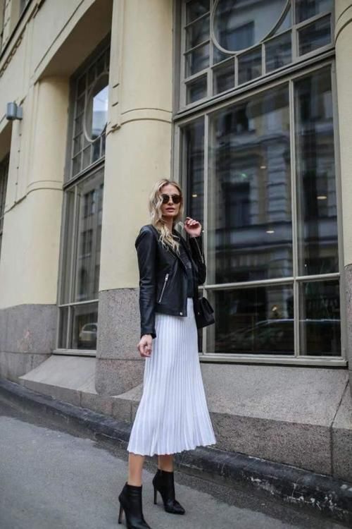 最近火了一种穿搭叫“皮衣+半身裙”，时髦保暖，冬天就这样穿