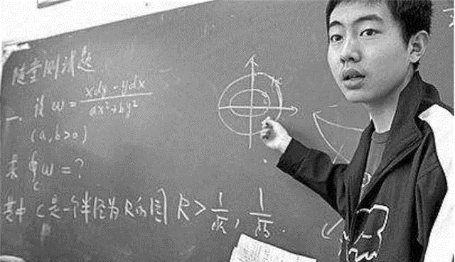 天才在左疯子在右#他18岁读博士,是未来的诺奖天才,晚年陨落说后悔加入少年班