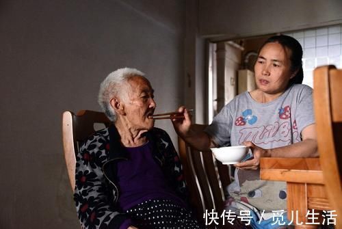 亲子关系|养儿防老成难题?关键看父母,这几类父母儿女抢着养,原因很现实