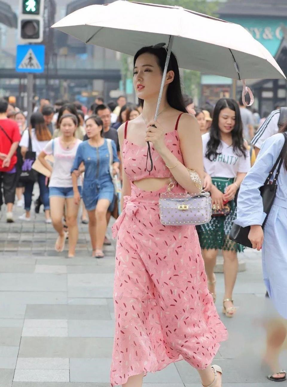 有气质 温柔似水的小姐姐,让人看一眼就忘不掉了,要是能跟她认识就好了