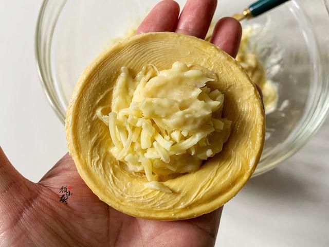 蛋挞皮|榴莲酥简单做法，几个蛋挞皮，一块榴莲，儿子说比买的还好吃