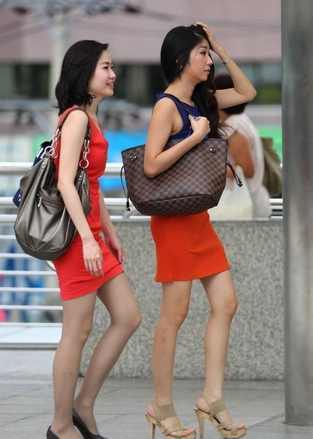 街拍:小姐姐皮肤白皙,身穿牛仔装,爽朗帅气