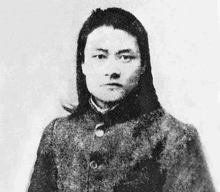 当作|这位英雄死后,鲁迅决定弃医从文,周公也把他当作楷模