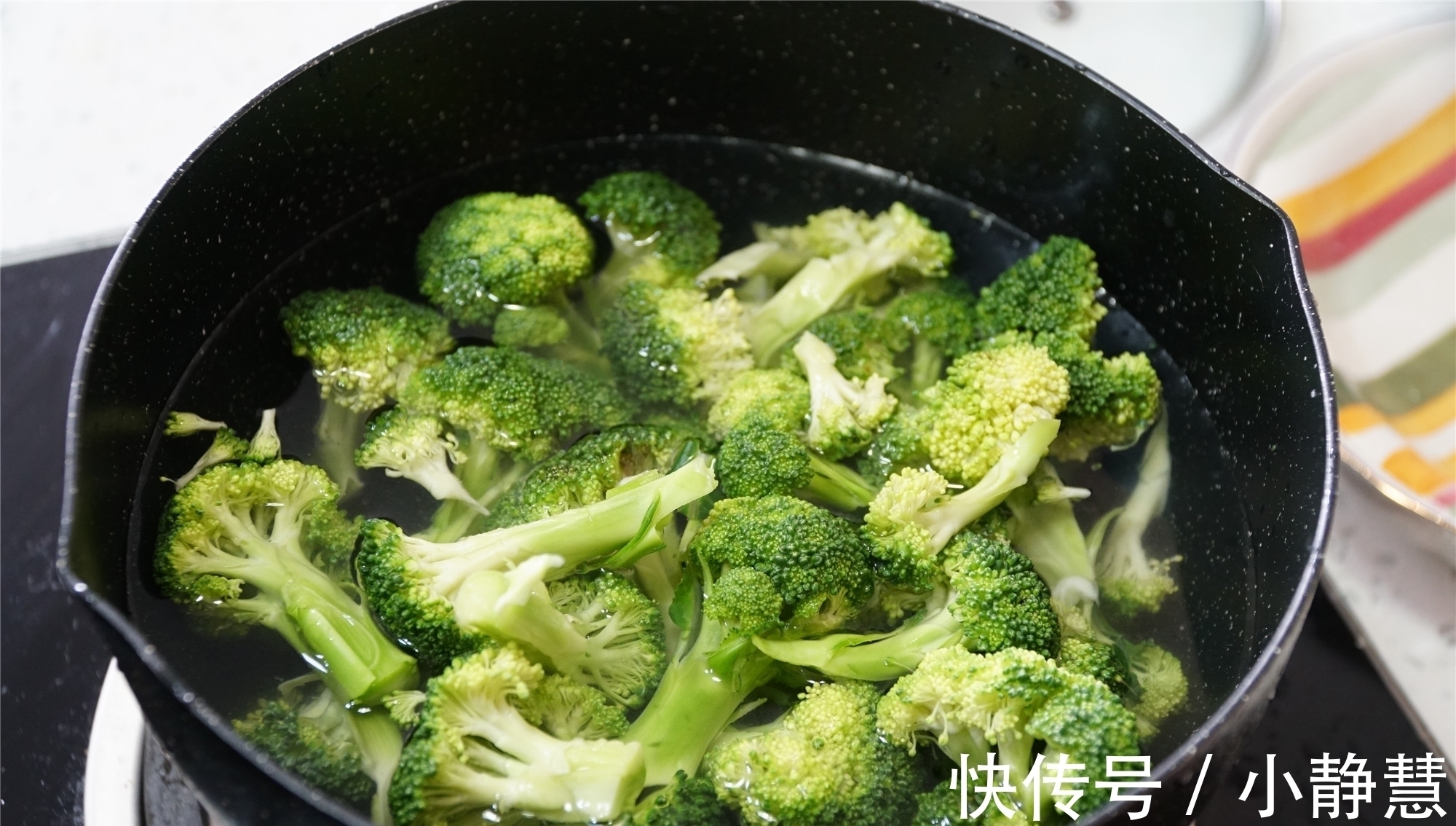晒晒下班后的晚餐，3个菜不到10元，媳妇说你做素菜比肉菜还香