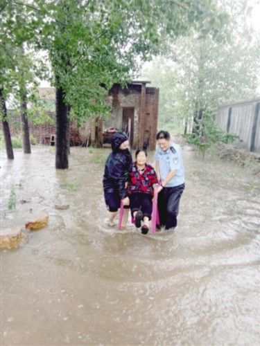 暴雨|爱比雨大 暴雨灾情下的无声大爱