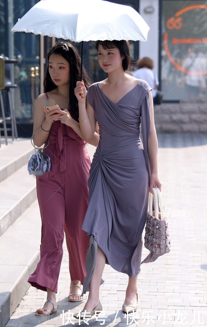 超可爱的南方美女,虽然有小肚子,但不影响强大气场