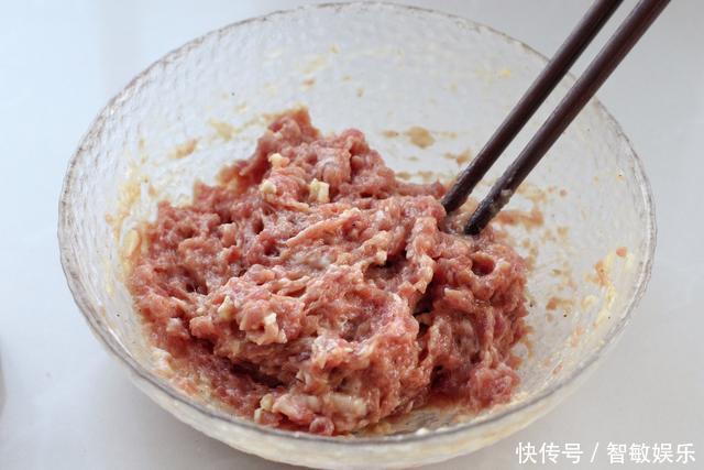 不用和面的懒人早餐饼，外皮酥脆、鲜嫩多汁，一口就让人欲罢不能