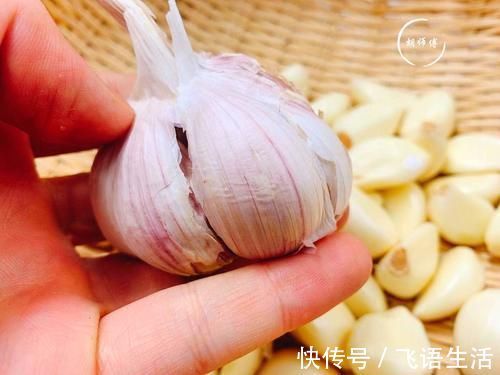 米醋|腌腊八蒜时,牢记别放错“醋”!多加这2味,又香又脆,绿如翡翠