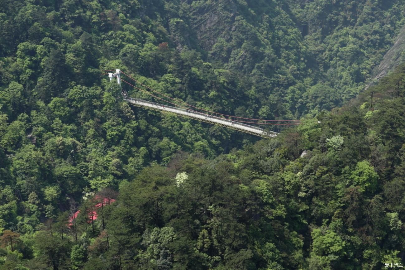 山清水秀好风光，在虚无缥缈间的庐山。