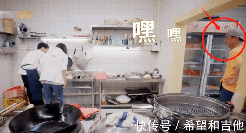 张智霖在厨房摔了一跤,袁咏仪紧张坏了,陈小春在一旁看热闹!