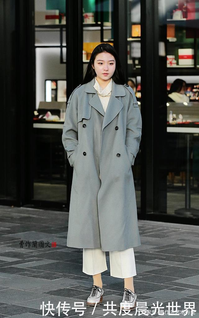 穿九分裤,露出脚腕脚踝,美女用最简单的办法也能很时尚