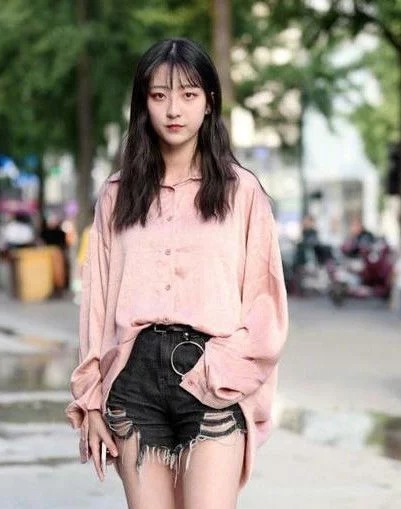 街拍:身材高挑的小姐姐,穿牛仔短裤,秀出大长腿和小蛮腰