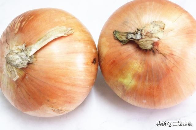 买洋葱,要认清这2种,1块钱一斤也别要,摊主从不给家人吃