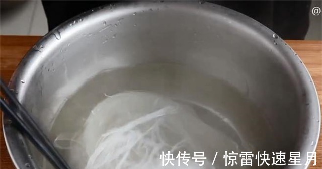 菠菜别再炒着吃了，端上桌味道鲜美，色泽碧绿，营养又解馋！