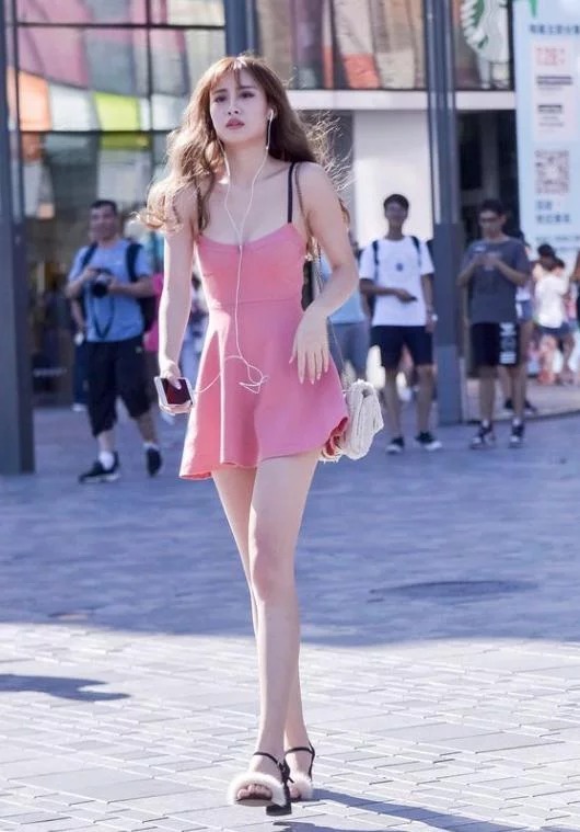 街拍：穿白色紧身上衣，搭配黑色短裙，秀出了美女好的身材