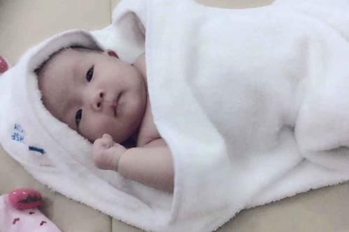 新生儿|为啥刚出生的宝宝,屁股上会有一大块“淤青”?是被挤压到了吗?