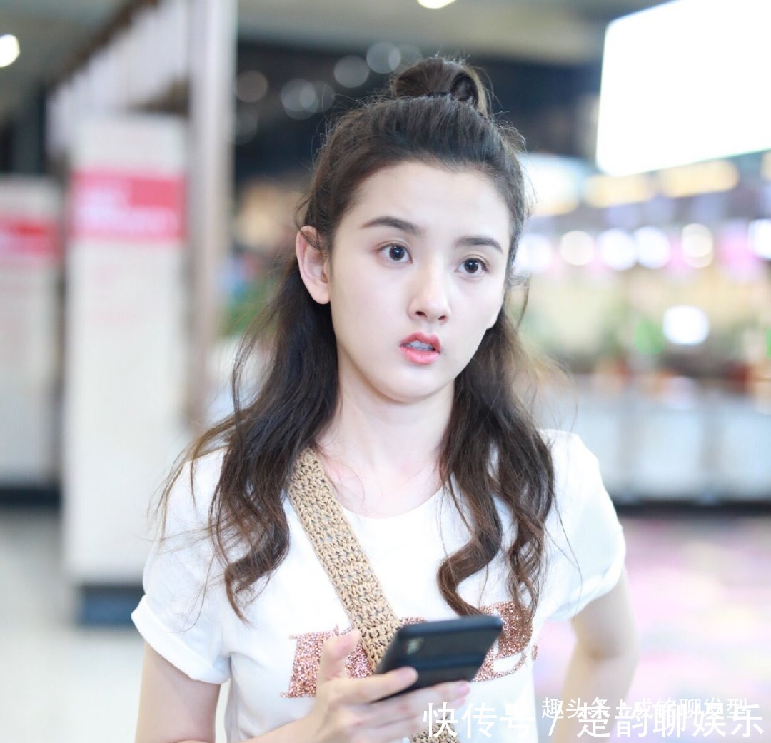 发型 女明星做示范,头发扎一半留一半,这些发型好打理还时髦!