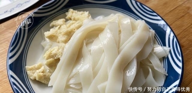 想吃凉皮不用买了,教最简单做法,不用洗面,劲道爽滑张张透亮