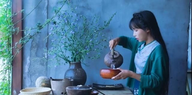 如果說(shuō)李子柒的生活對(duì)我們不切實(shí)際,那她穿的衣服我們倒能學(xué)學(xué)