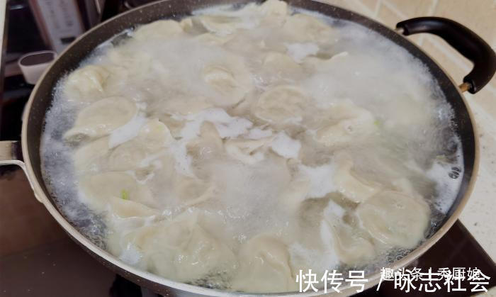 老师傅|包白菜饺子时,记住老师傅的“2放2不放”,饺子鲜嫩多汁,特好吃