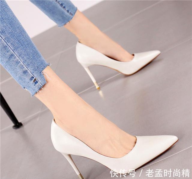 想要女人味就穿细跟高跟鞋,拉升腿部曲线,穿上就要迷死人的节奏