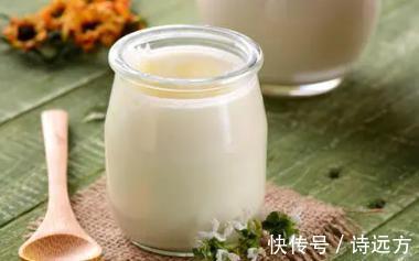 骨头|常喝牛奶查出骨质疏松?医生提醒:想要骨头好,2种食物劝你少吃