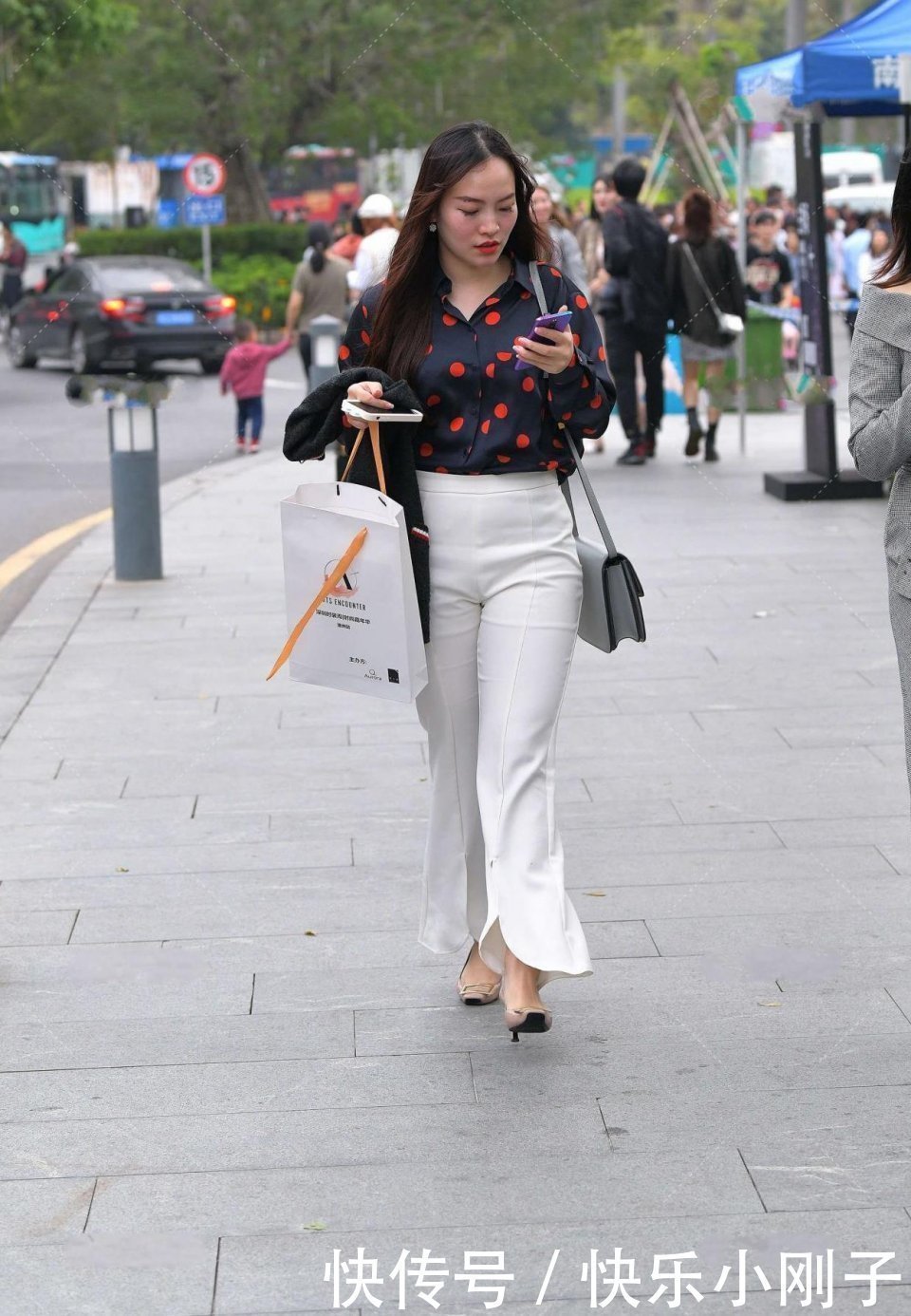 举动|小姐姐这个举动一看就是“货真价实”的名媛!你敢娶回家当老婆吗