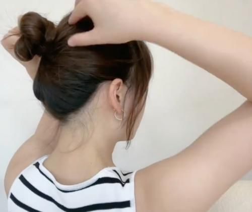 慵懒|5种免橡筋绑头发大法女生必学！零工具随时打造韩星慵懒的气质！