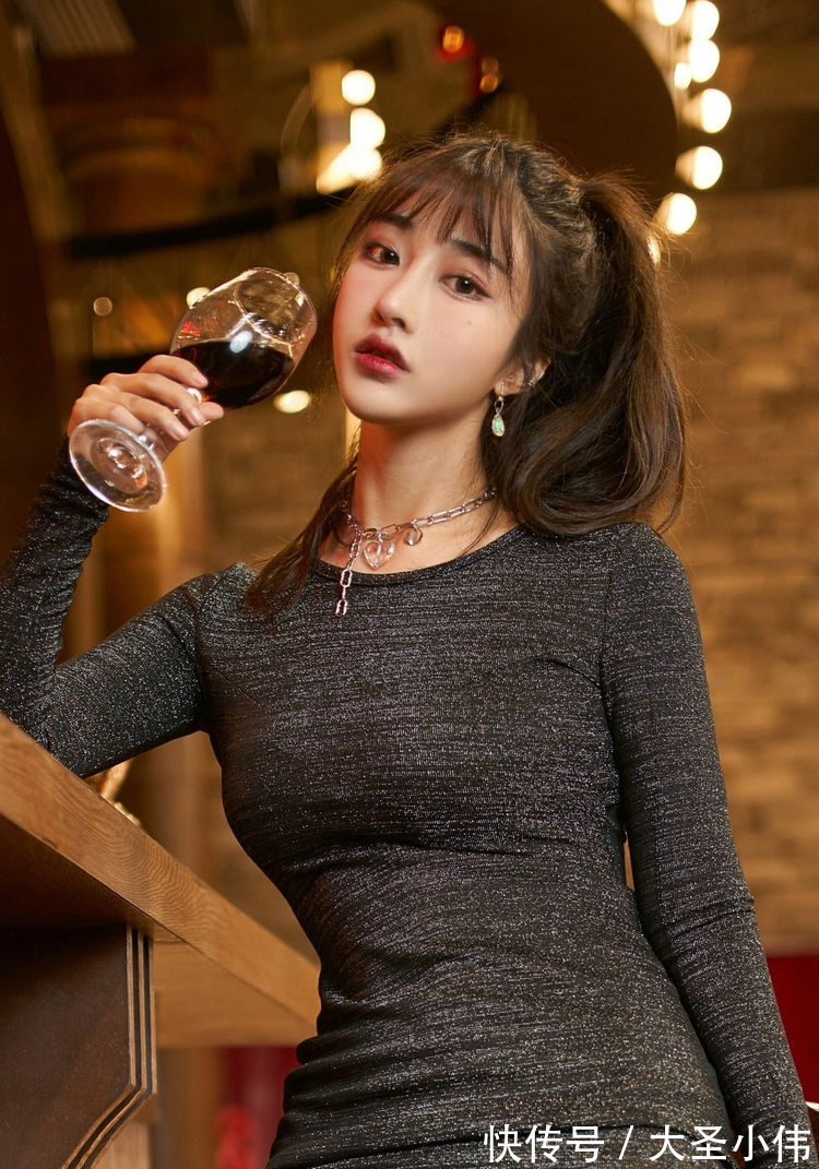 版型|美女街拍:小姐姐身穿深色紧身连衣裙,简约时尚的版型很是耐看,非常的漂亮