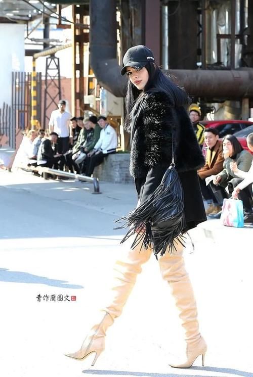 街拍:越穿越有高级感的高筒靴美女