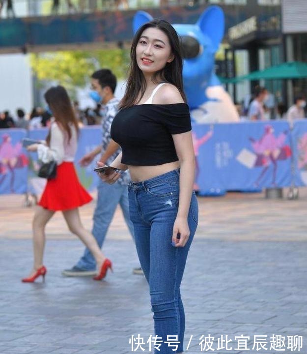 漂亮女孩|漂亮女孩穿着黑色上衣和牛仔裤,展现青春魅力,时尚又迷人