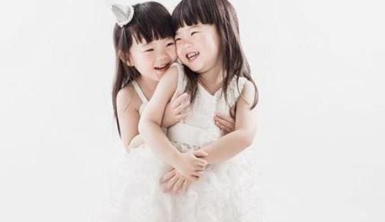 小右|双胞胎姐妹“同胞不同命”,高考只差5分,10年后生活天差地别