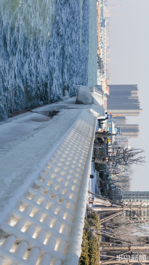 青岛金茂湾附近海边冰挂成景 宛如童话